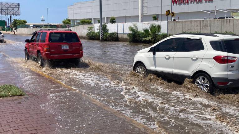 Cada vez que llueve se forma una laguna en la carretera Internacional al norte, frente a negocios y una plaza comercial.