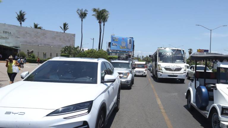 El carril preferencial afuera del IMSS nuevo nadie lo respeta.