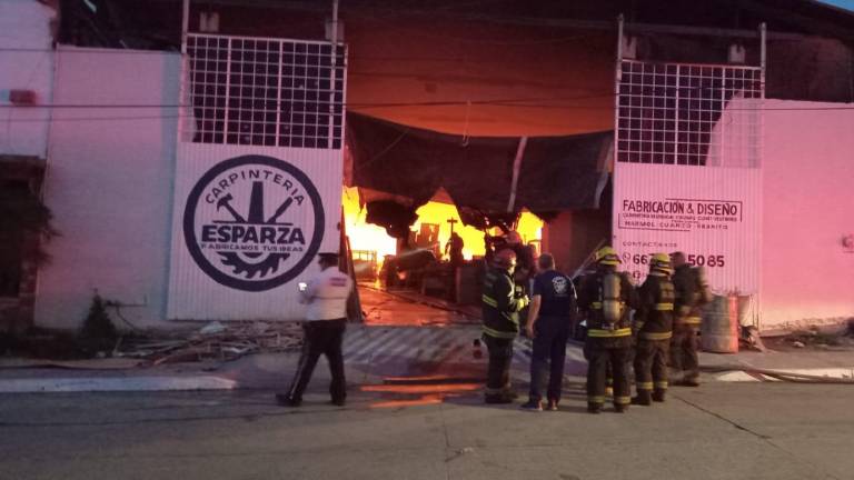 Se incendia taller de carpintería en Culiacán