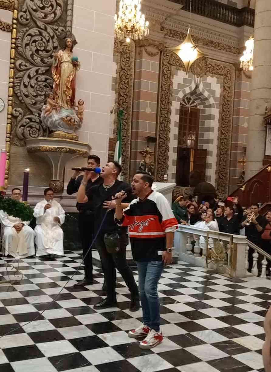 $!Con gran devoción canta a los pies de la Virgen.