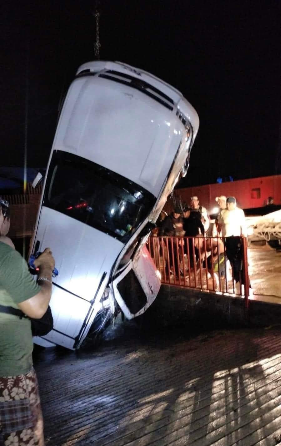 $!Mueren siete jóvenes tras caer su vehículo en el río Calzadas, en Coatzacoalcos, Veracruz