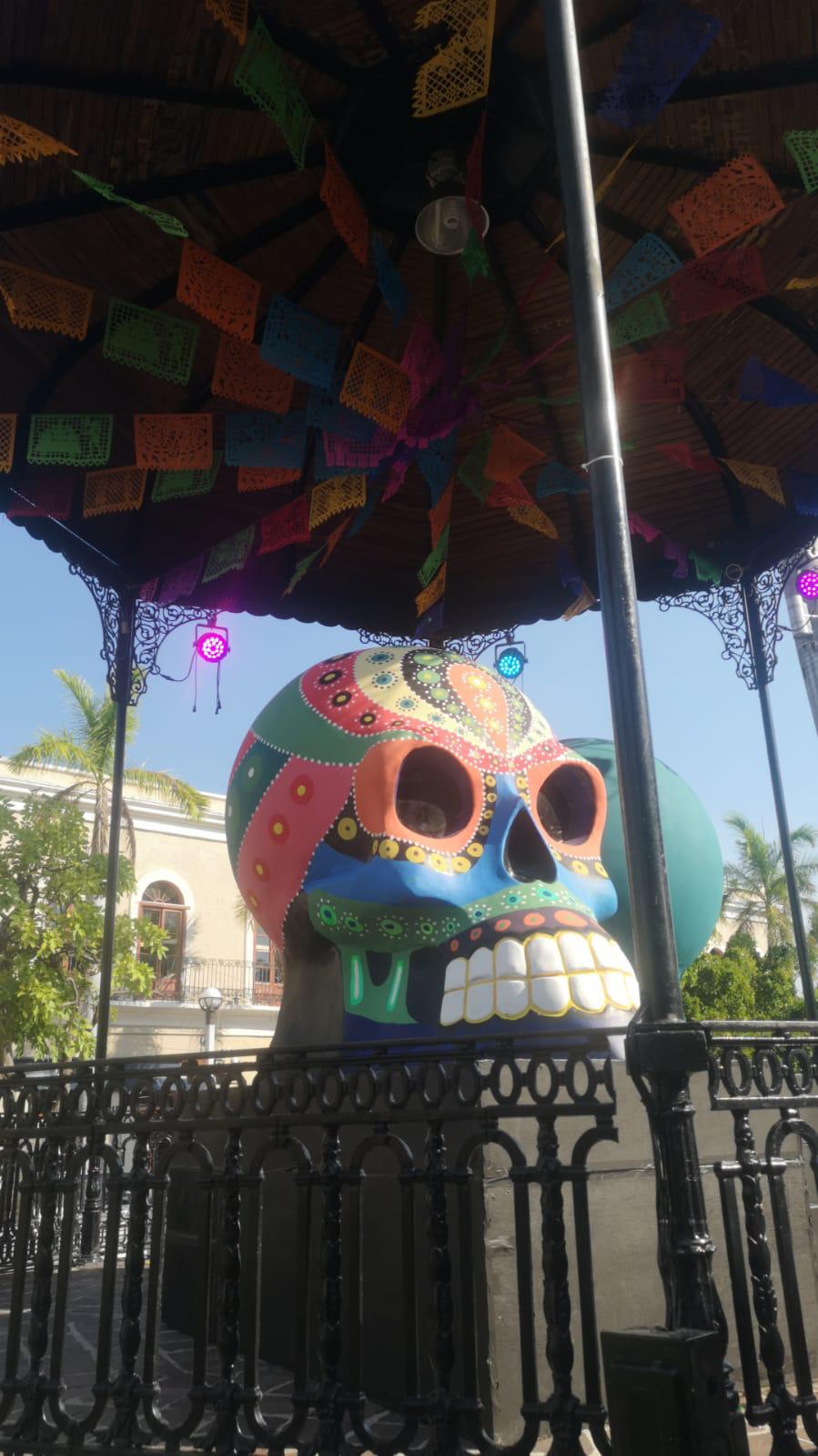 $!Gustan a turistas y locales las catrinas, calaveras y altares en el Centro Histórico de Mazatlán