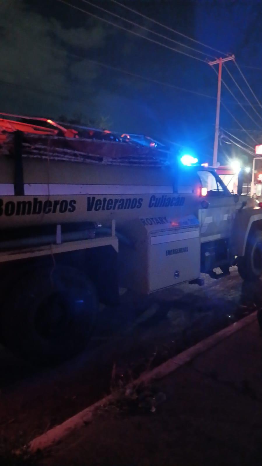 $!Incendio en la Miguel de la Madrid consume siete vehículos y una caja de tráiler en un yonke en Culiacán