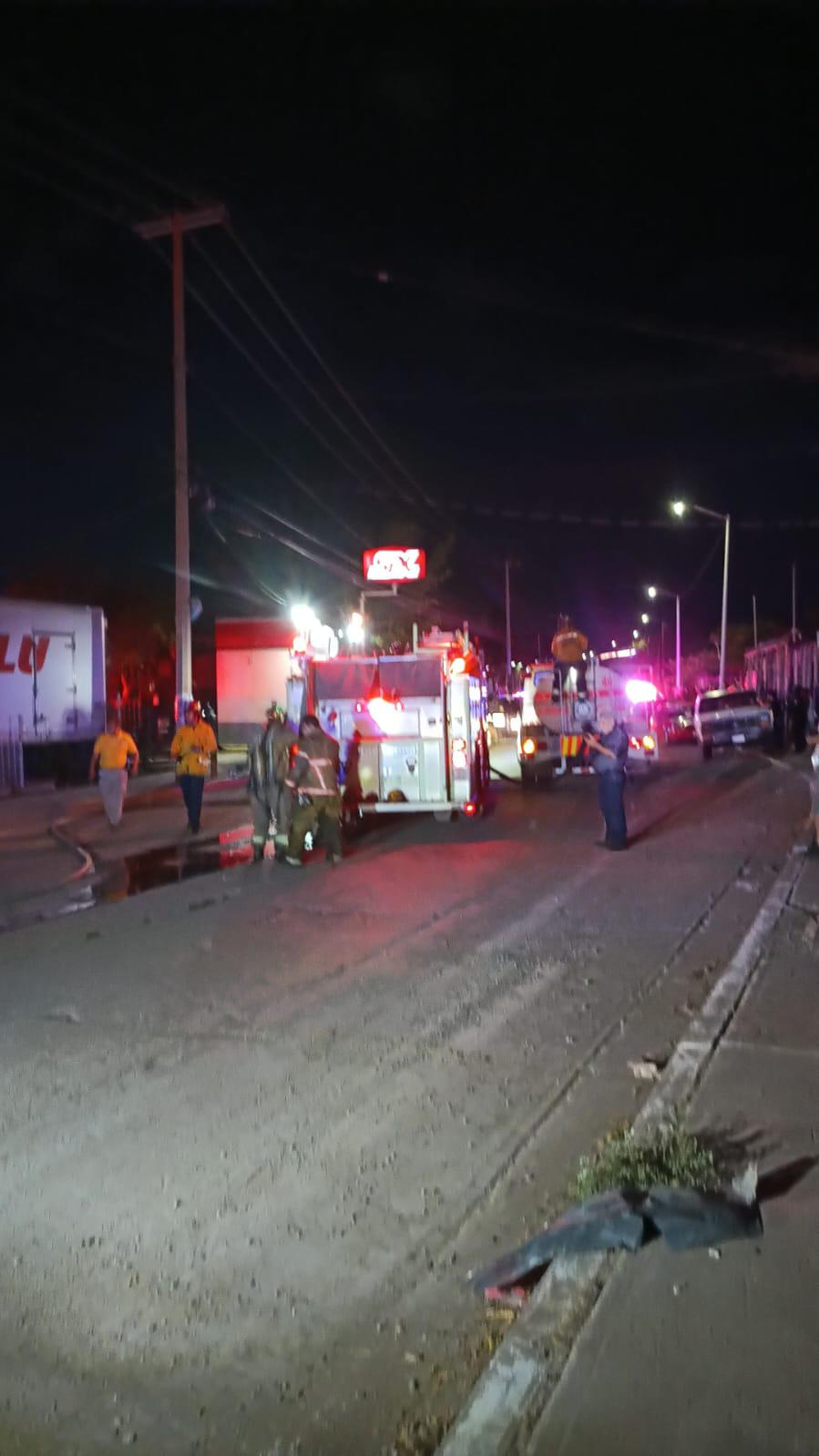 $!Incendio en la Miguel de la Madrid consume siete vehículos y una caja de tráiler en un yonke en Culiacán