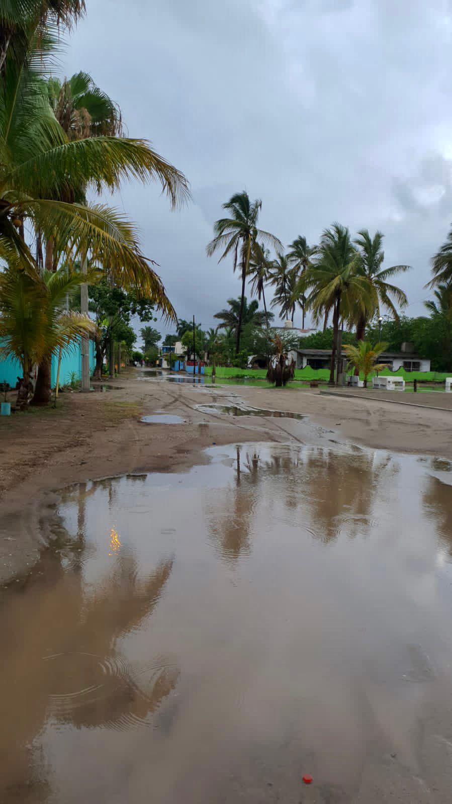 $!Suspenden actividades en playas de Escuinapa y cierran la navegación en Teacapán