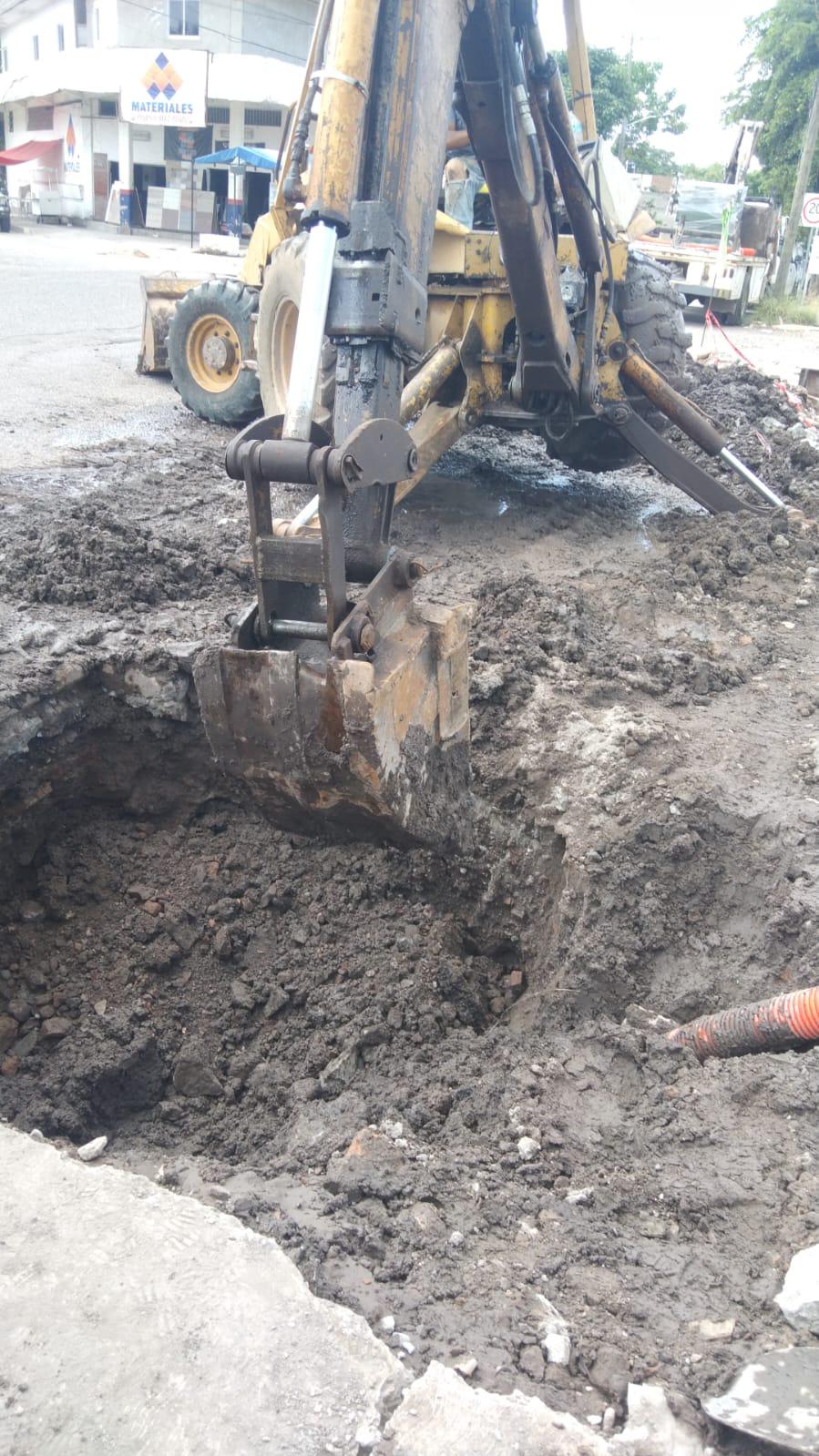 $!Construcción rompe tubería y deja sin agua a escuinapenses