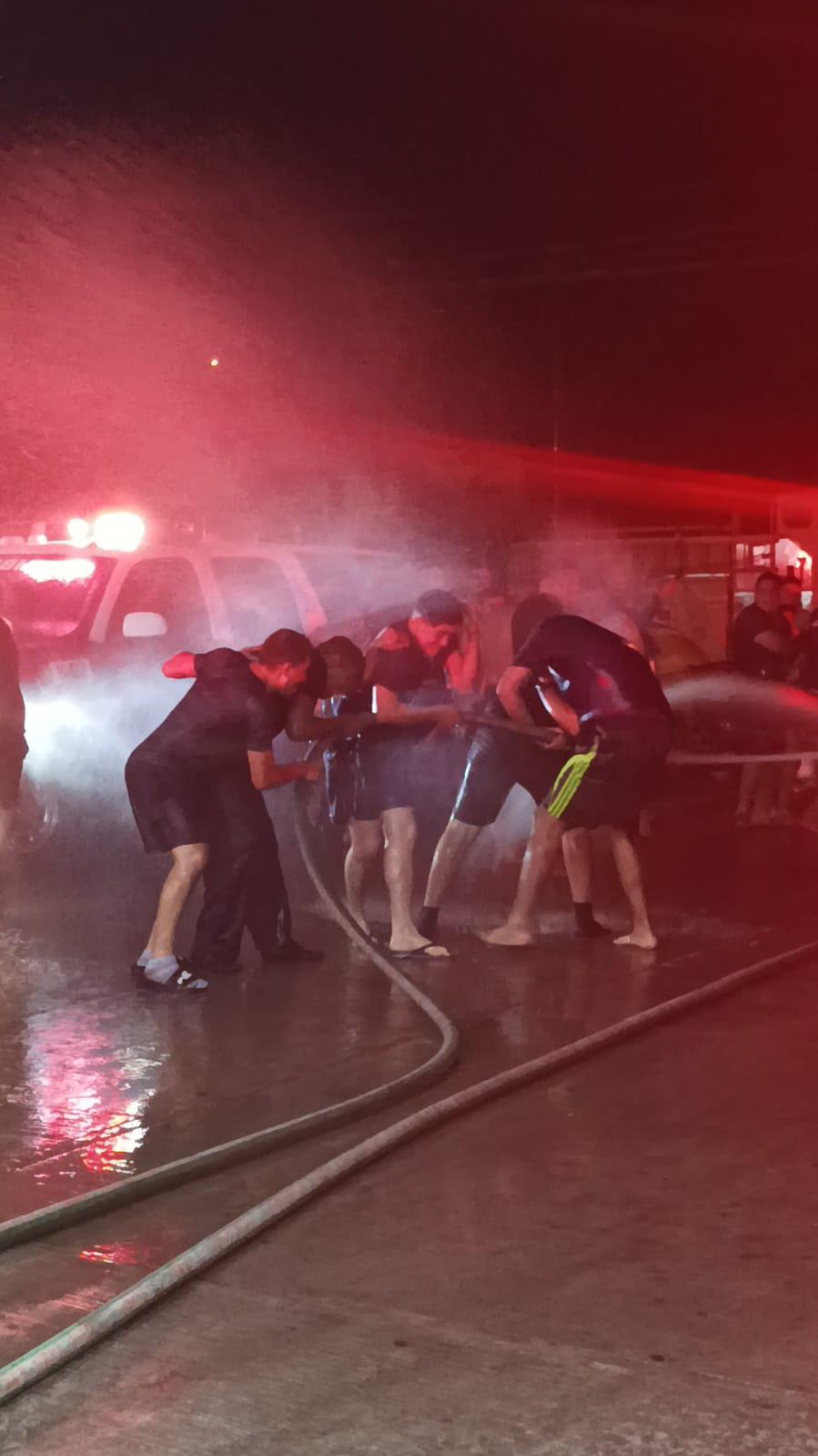 $!El tradicional baño del Día del Bombero, en la estación Insurgentes.