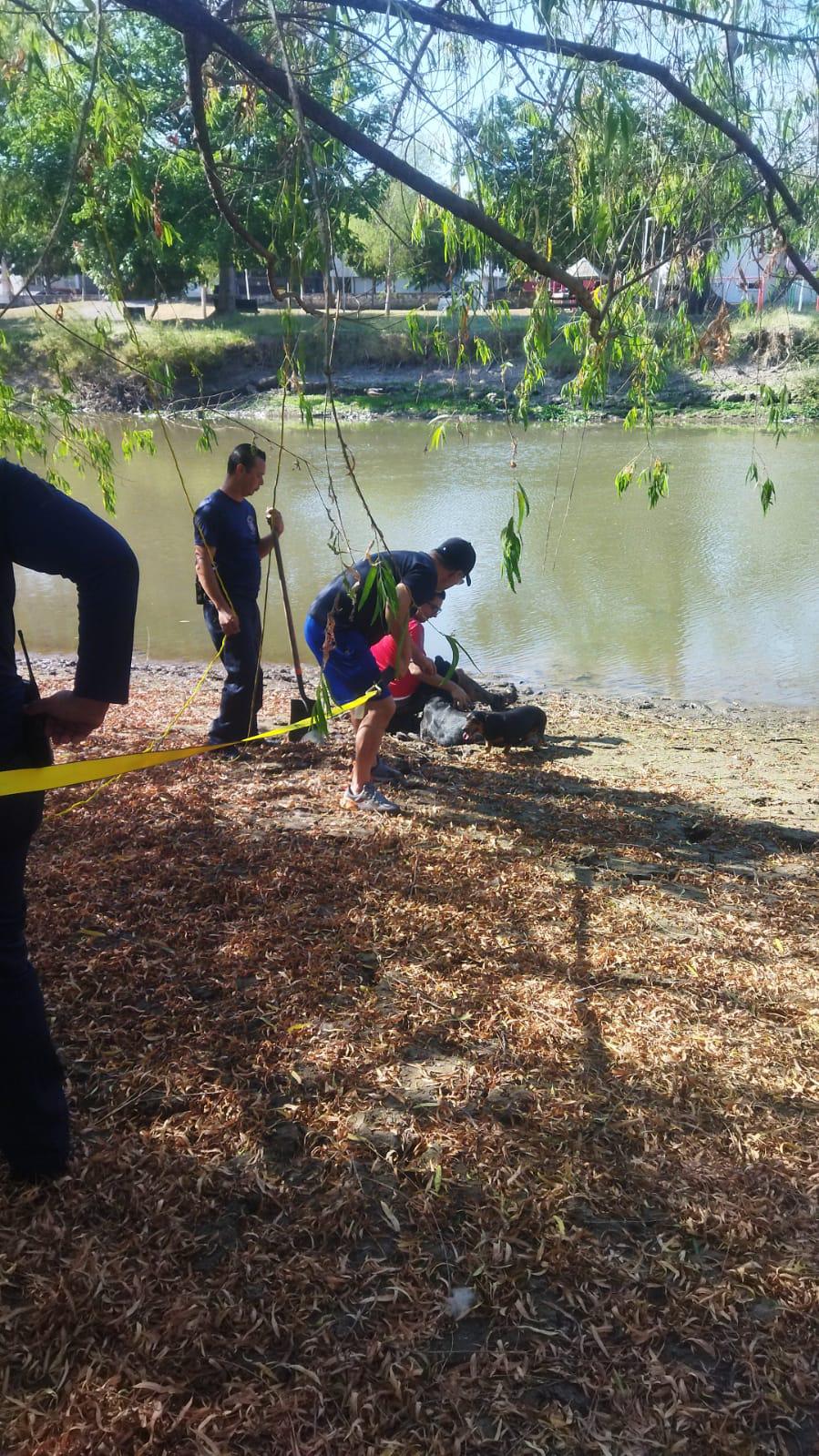 $!Joven es rescatado al quedarse atascado en el lodo del río Tamazula