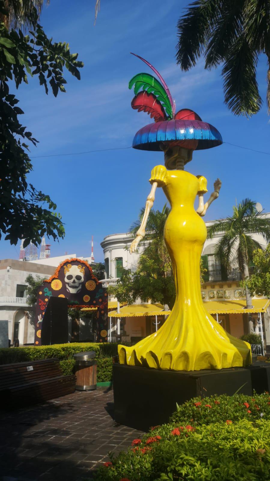 $!Gustan a turistas y locales las catrinas, calaveras y altares en el Centro Histórico de Mazatlán