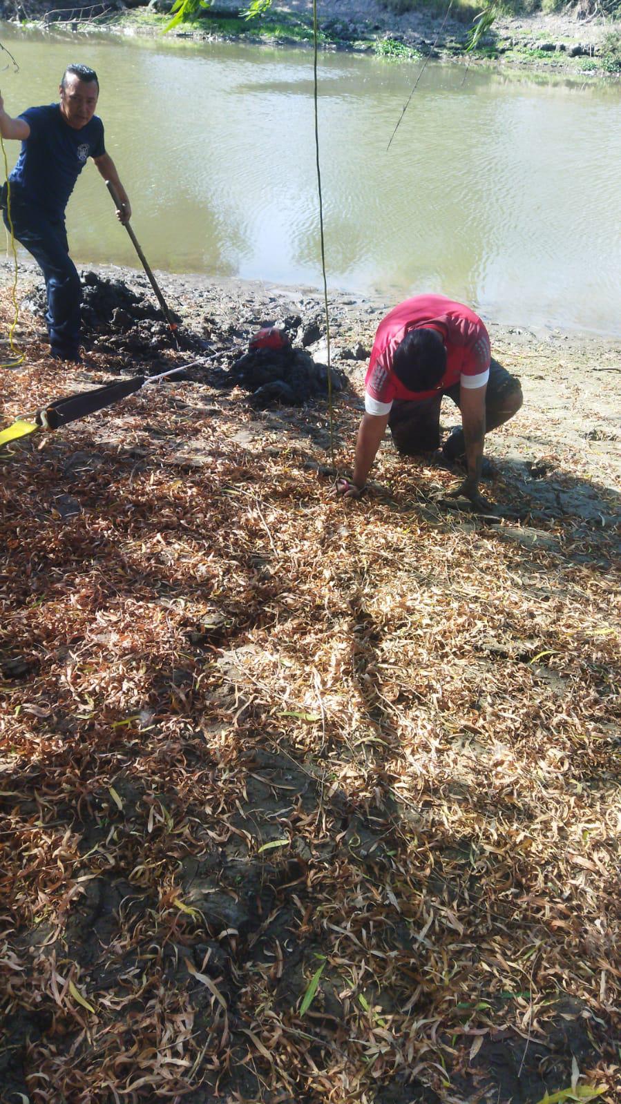 $!Joven es rescatado al quedarse atascado en el lodo del río Tamazula