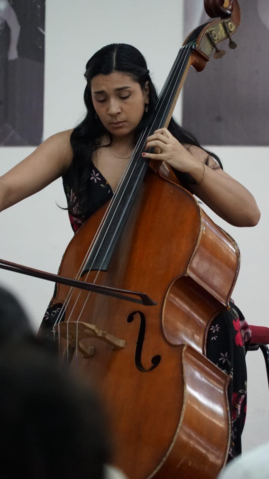 $!Una tarde mágica, llena de armonía y buen música ofrecieron alumnos de la Escuela de Música. Aquí Deneb Alejandra Guzmán Madrigal con su instrumento.