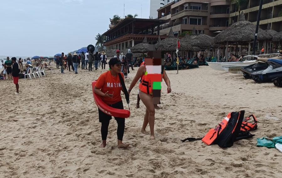 $!Adulto mayor fallece tras ser atrapado por la corriente en Playa Brujas, en Mazatlán