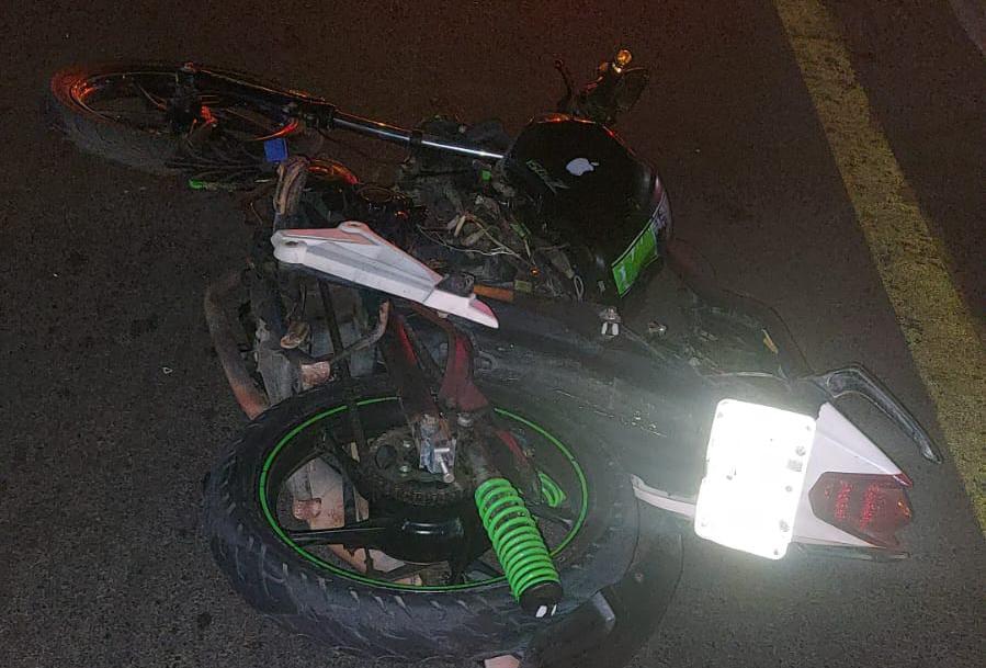 $!Muere motociclista al ser impactado por un auto en Mazatlán; mujer resulta lesionada