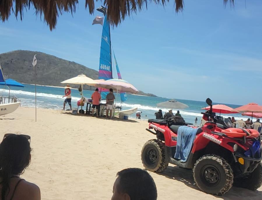 $!En Mazatlán, ponen a salvo a 4 menores y un adulto con dificultad para salir del mar