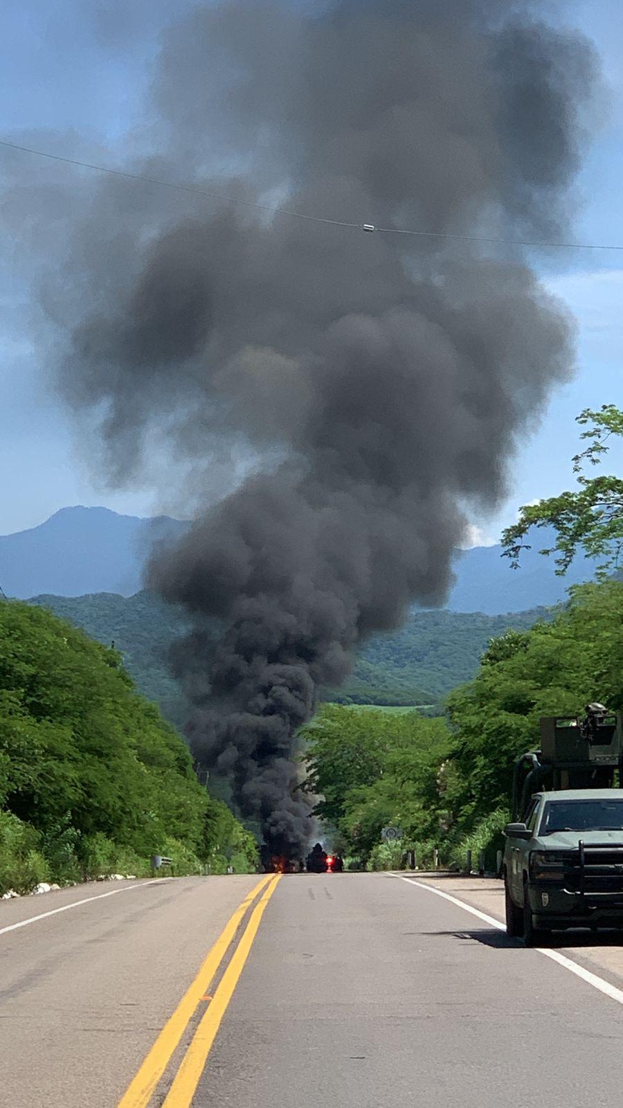 $!Reportan bloqueos en la carretera y la autopista a Durango