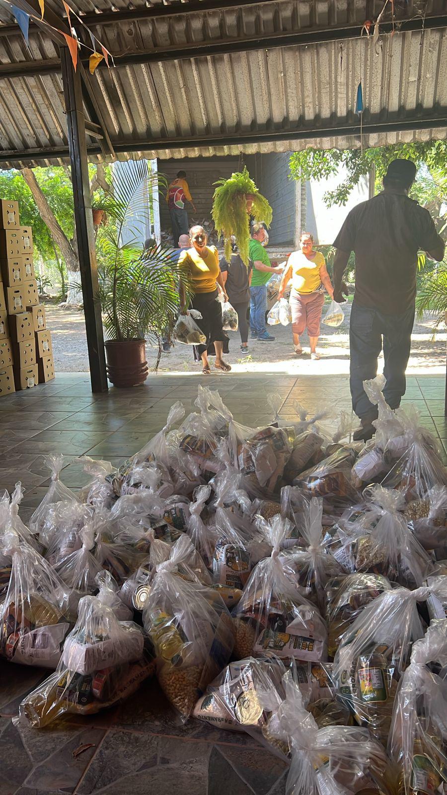 $!Llevan Gobierno y Banco de Alimentos más de 500 despensas a familias en zonas de desabasto