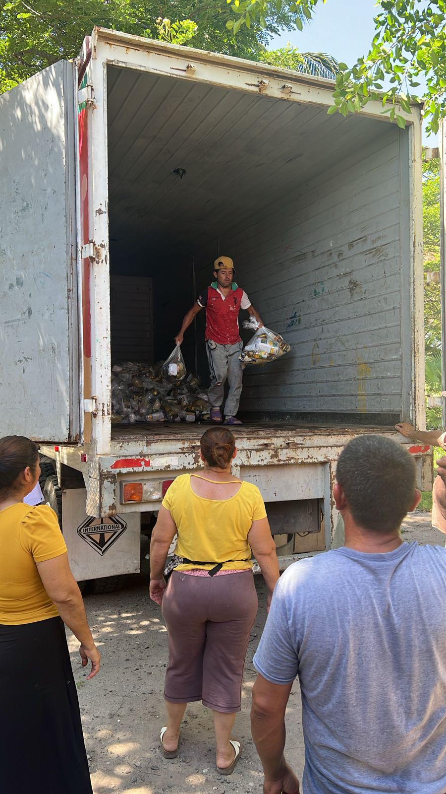 $!Llevan Gobierno y Banco de Alimentos más de 500 despensas a familias en zonas de desabasto