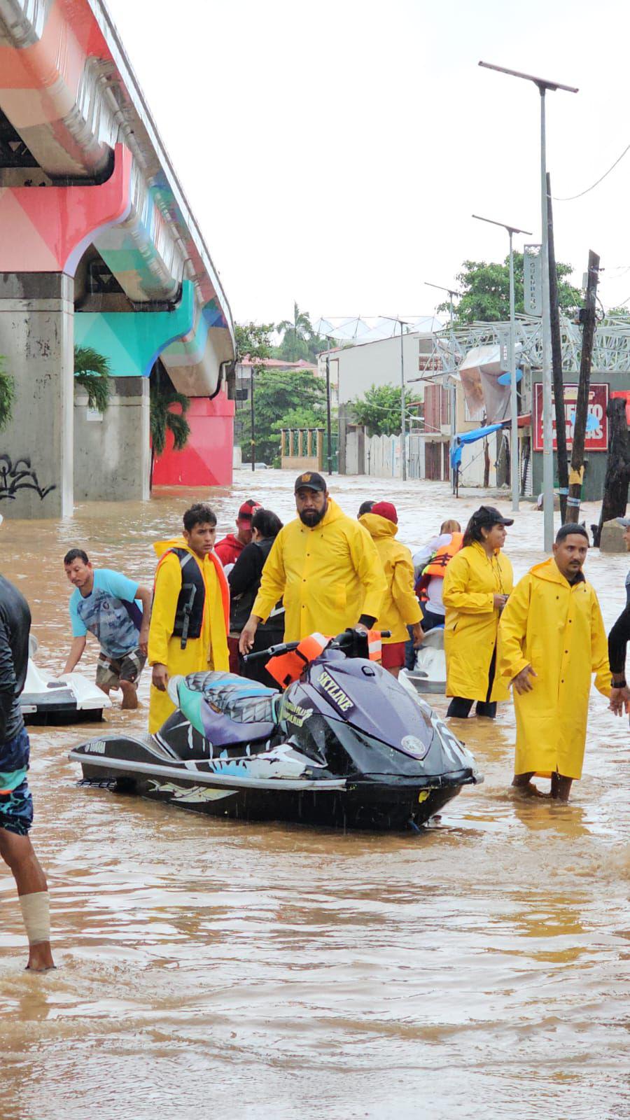 $!‘John’ deja 16 muertos; comunidades incomunicadas en Oaxaca y Acapulco bajo el agua