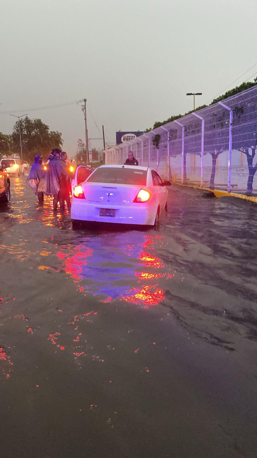 $!Deja lluvia en Culiacán daños en vehículos, árboles caídos y encharcamientos