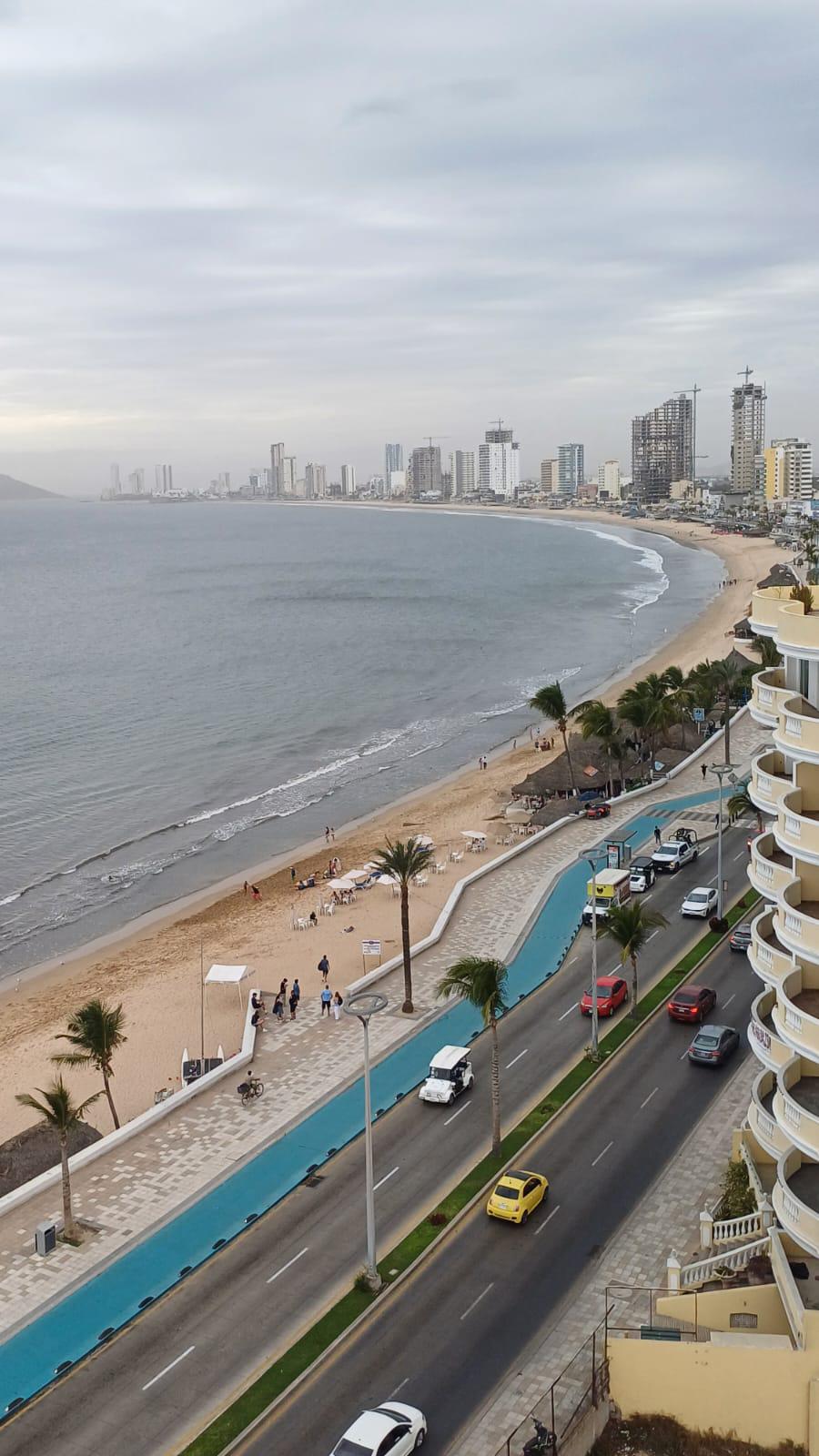 $!Sorprende llovizna y viento fuerte a Mazatlán