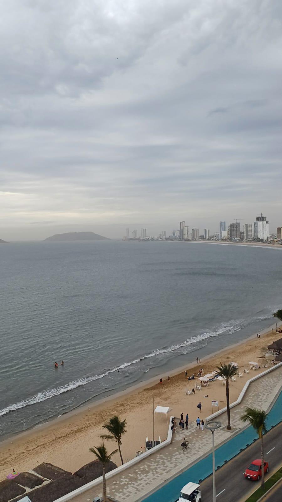 $!Sorprende llovizna y viento fuerte a Mazatlán