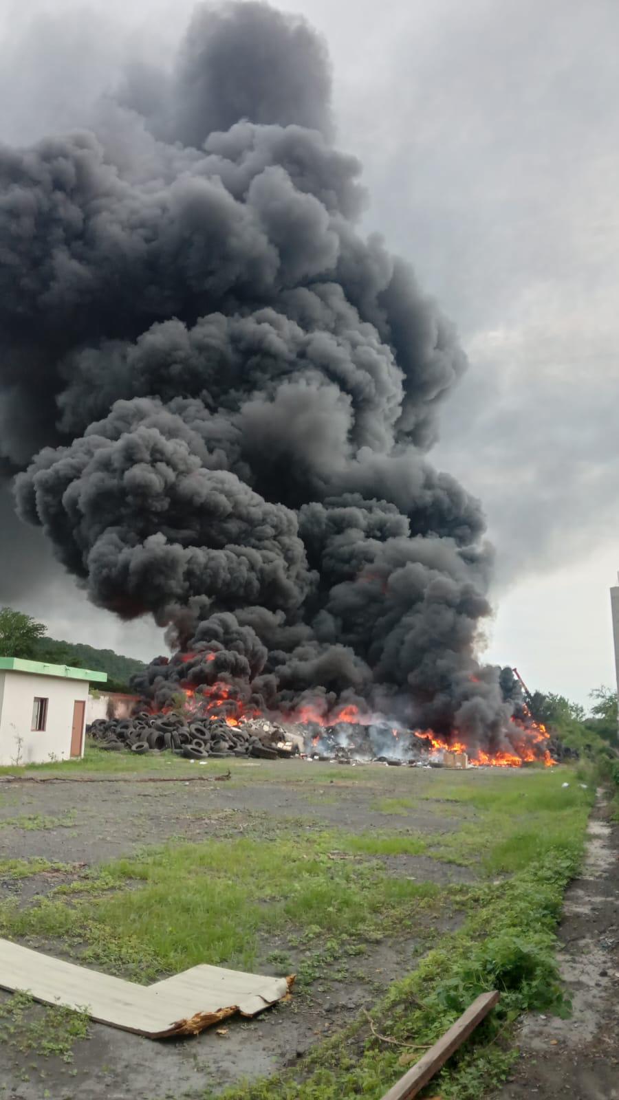 $!Fuego consume bodega de llantas cerca de Basurón en Mazatlán