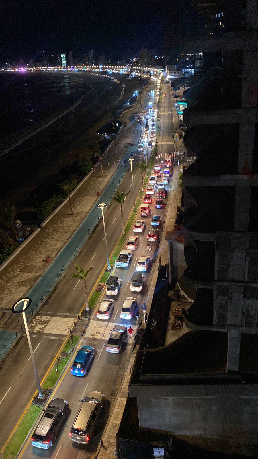 $!Huéspedes de hotel bloquean la Avenida del Mar por falta de luz