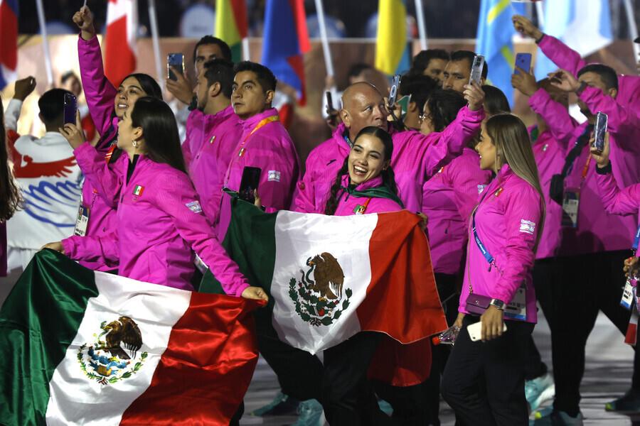 $!El rosa mexicano luce en la inauguración de los Panamericanos Santiago 2023