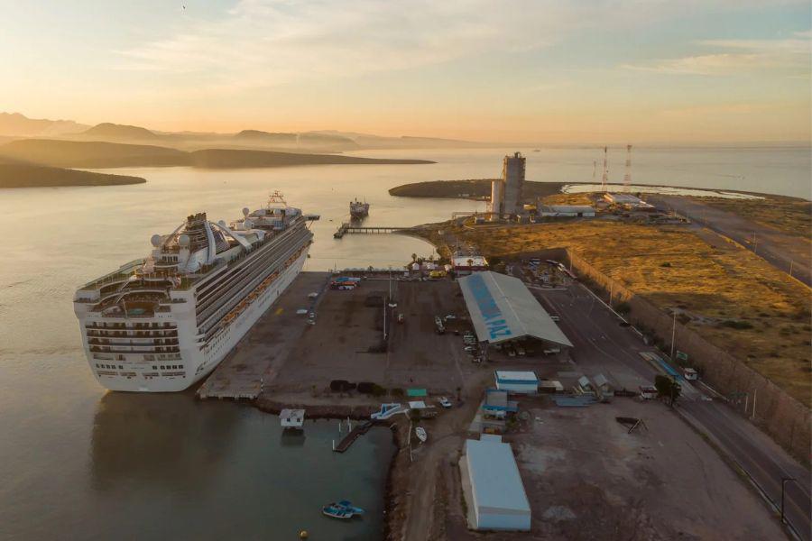 $!Crucero arribando al puerto Pichilingue.