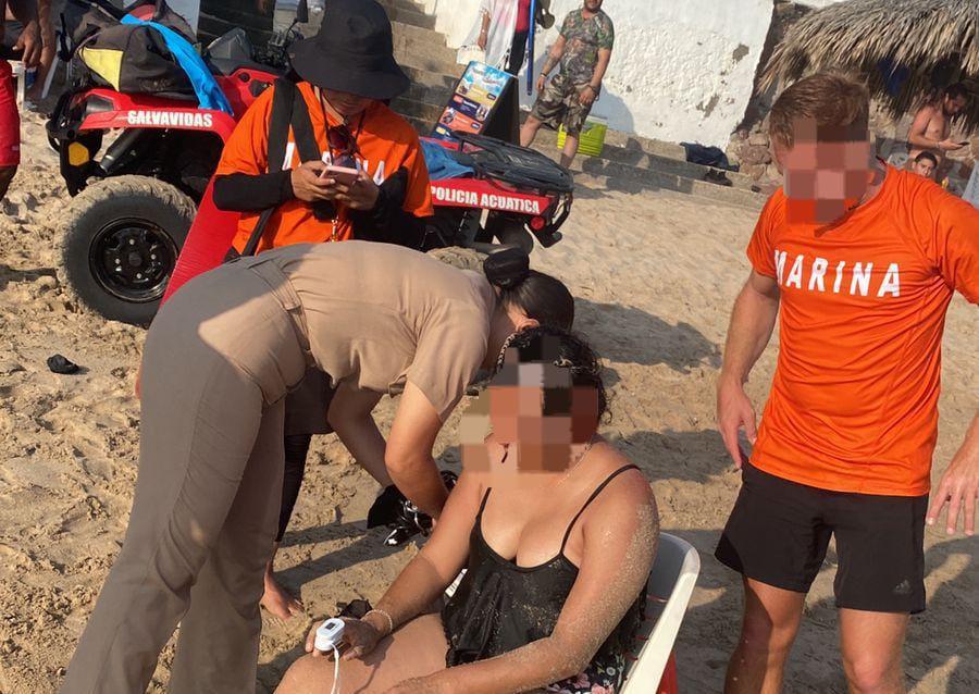 $!Se salva una joven turista al caer al mar cuando se paseaba en un parachute