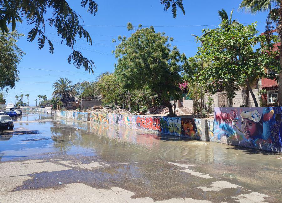 $!Durante derrame de aguas negras que corre por la calle arroyo y desemboca en el Malecón de La Paz.