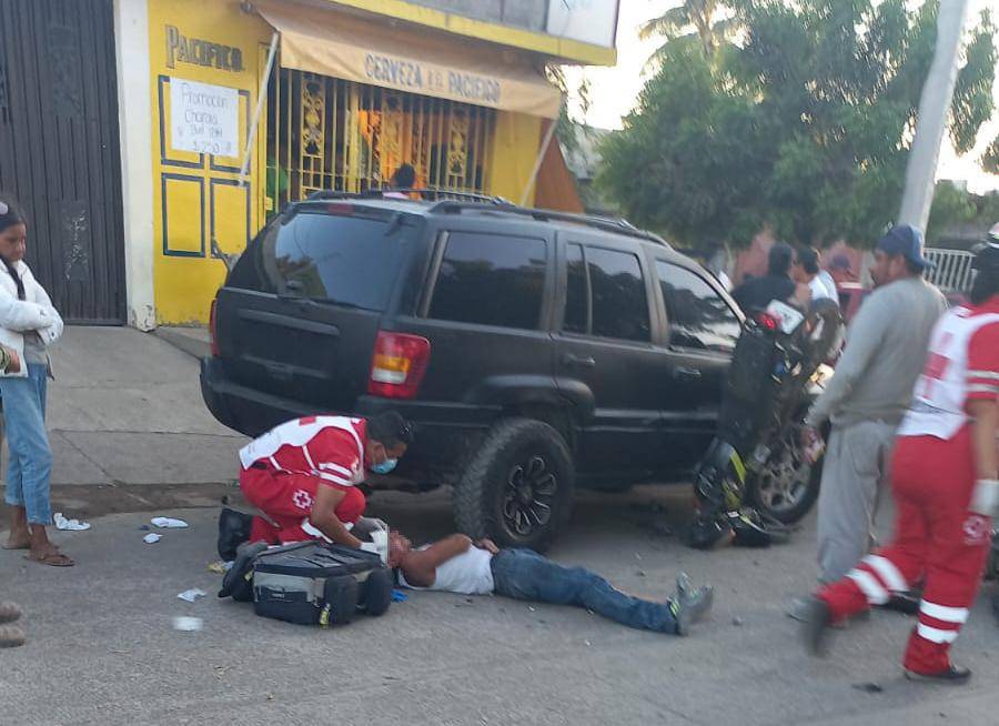 $!Dos lesionados deja choque de dos motos al norte de Mazatlán