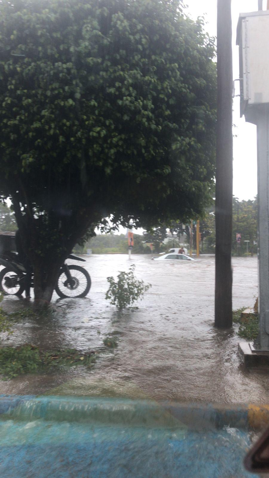 $!Lluvia torrencial en Culiacán provoca daños: hay autos arrastrados y personas varadas