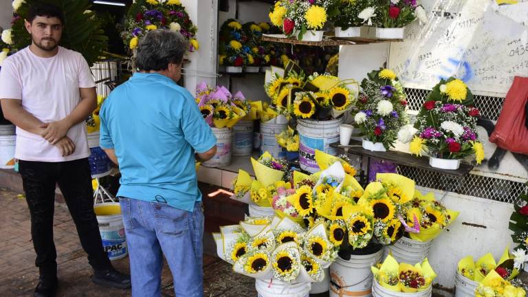 Reportan ‘buenas ventas’ de flores amarillas en el Centro de Culiacán, pese a jornada de violencia