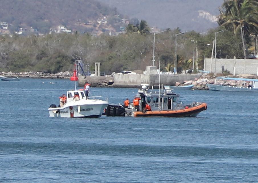 $!Muere bebé al caer avioneta en el canal de navegación de Mazatlán