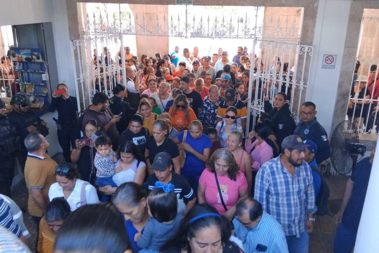 Llegan desplazados a Palacio Municipal de Mazatlán y les cierran las puertas