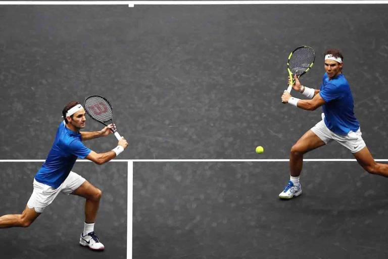 Rafael Nadal arropa a Roger Federer en su adiós de las canchas