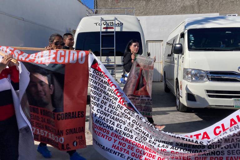 Bloquean familiares de personas desaparecidas la avenida frente a muelle de cruceros para exigir ayuda para buscarlos