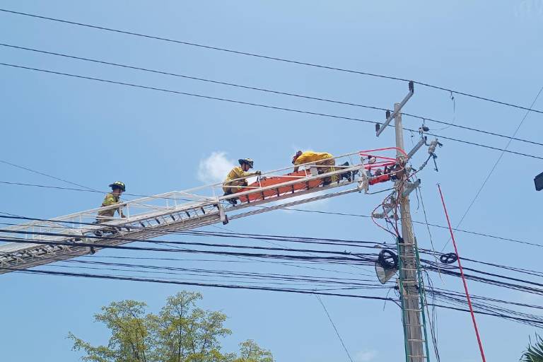 Hombre electrocutado moviliza a cuerpos de auxilio en Mazatlán y lo rescatan vivo