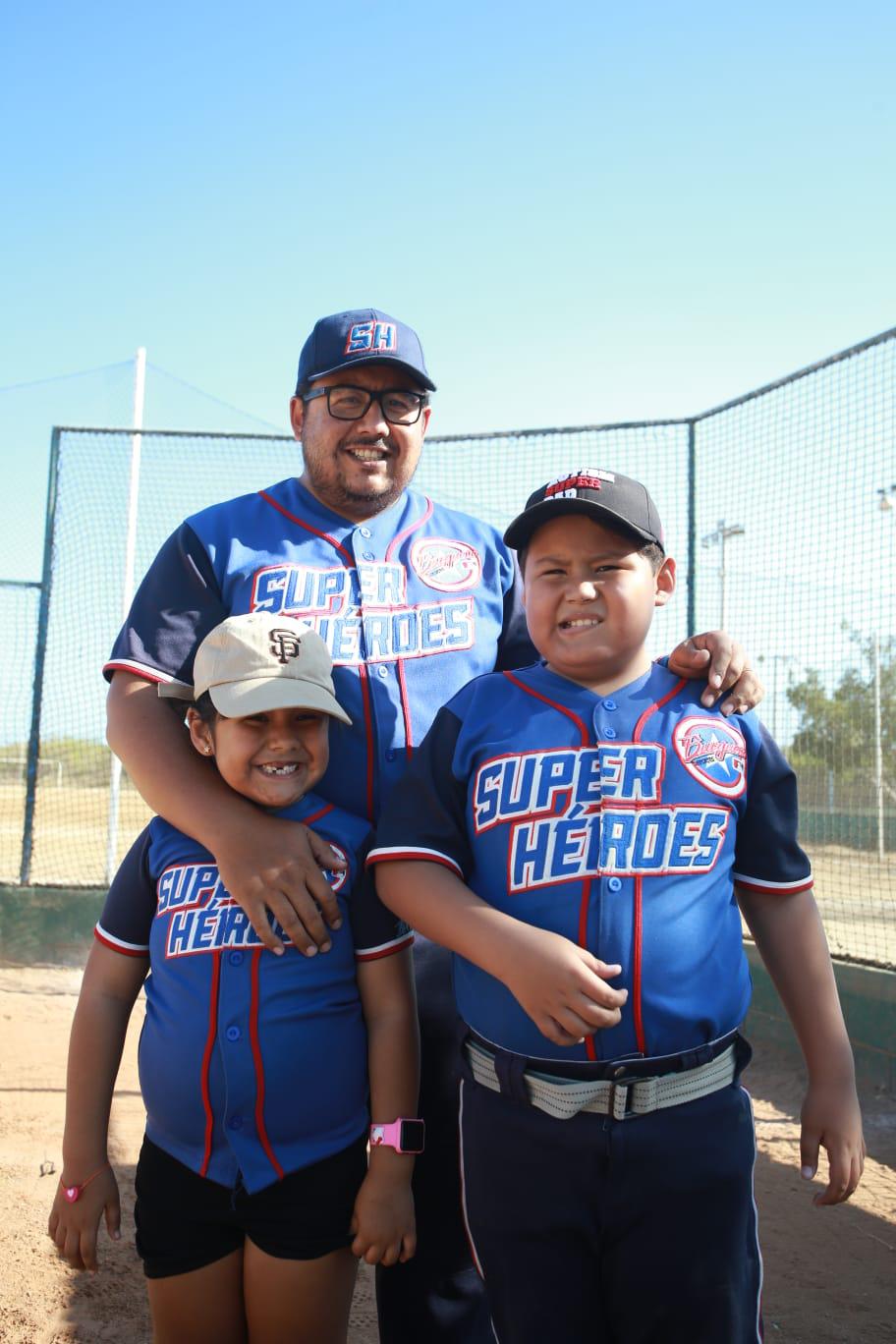 $!Carlos Guzmán, el ‘padre’ de decenas de niños Súper Héroes