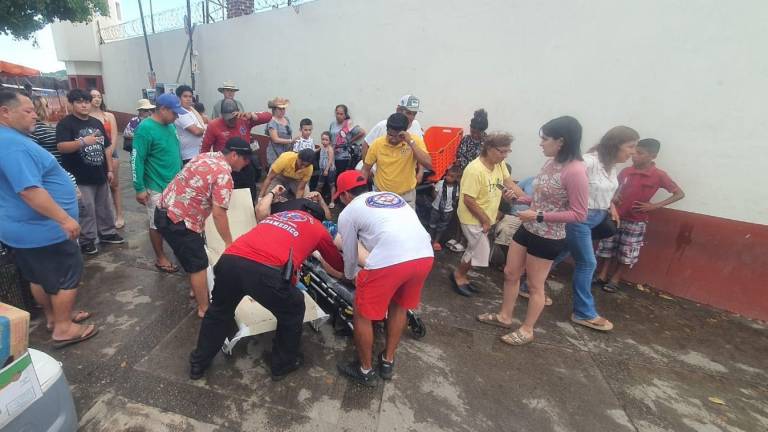 Una embarcación que se acercó demasiado a la orilla de la playa terminó por lesionar a dos personas que se encontraban en el mar.