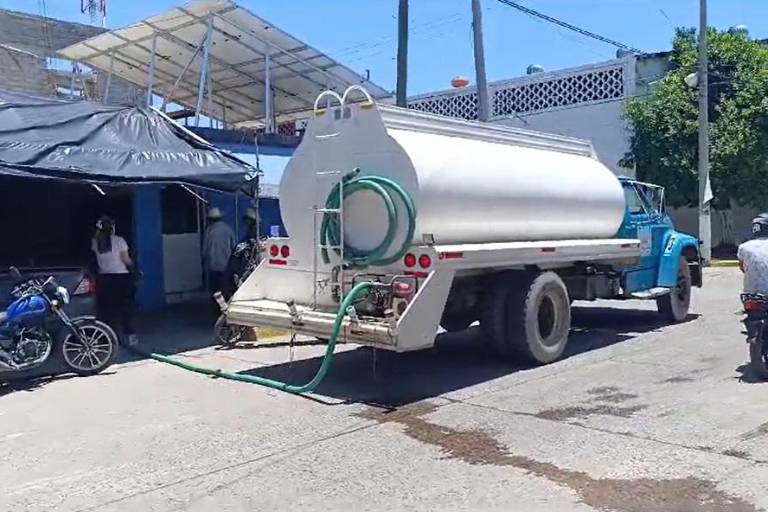 Continúa desabasto de agua en Escuinapa; usuarios pagan hasta $600 por pipa