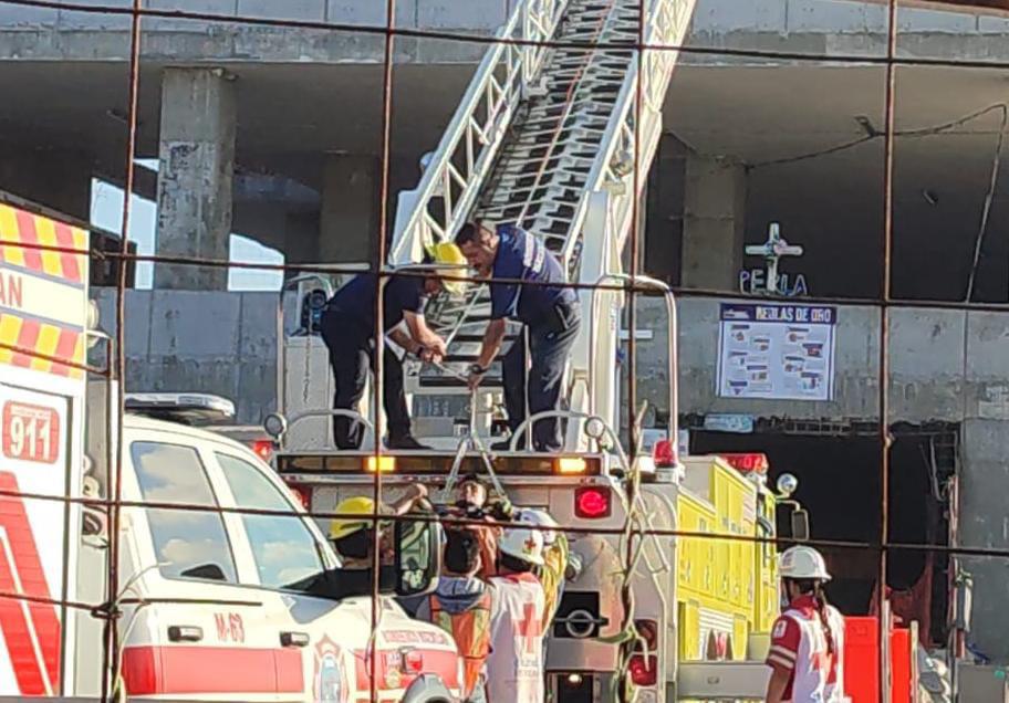 $!Obrero sobrevive tras caer del octavo al tercer nivel de una torre en Mazatlán