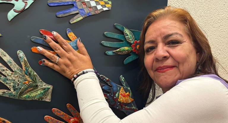 Norma Andrade ante la obra de arte de Clara Garesio «En manos de las mujeres» en el Palacio de las Naciones.