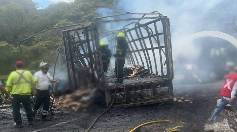 Supercarretera Durango-Mazatlán lleva 11 horas cerrada a la circulación tras choque e incendio de 2 tráileres