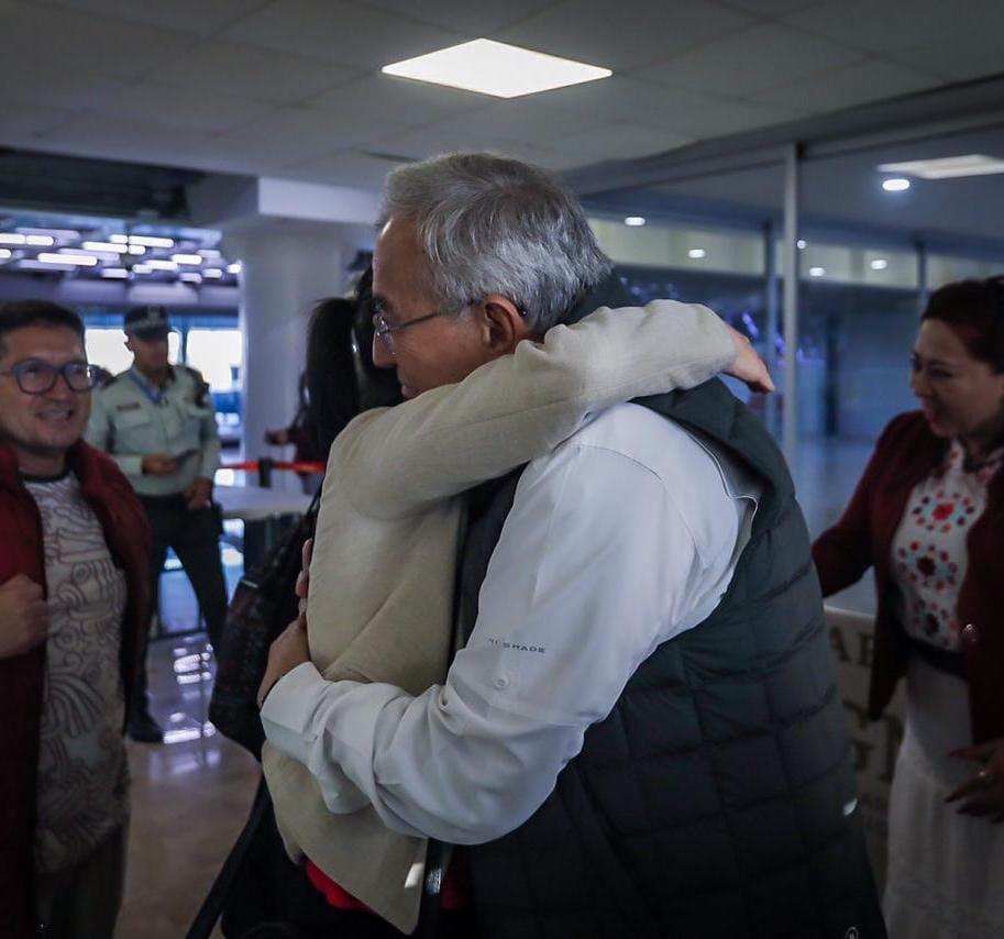 $!Gobernador Rubén Rocha Moya recibe a Claudia Sheinbaum en su llegada a Sinaloa