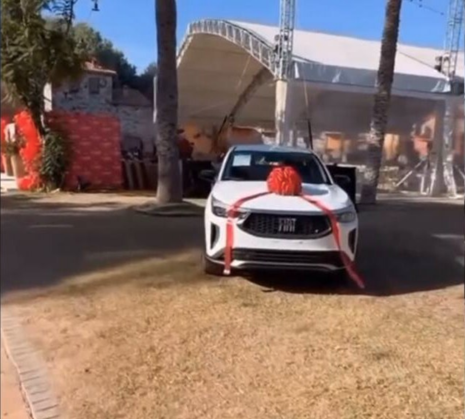 $!Festeja Carín León a sus trabajadores regalando un auto