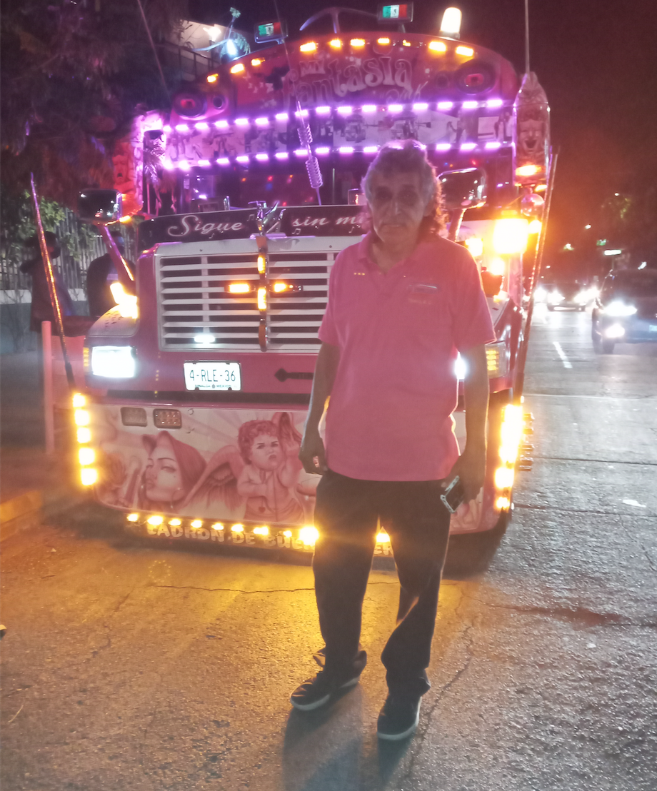 $!El “Guapo Rosas” llegó al concierto en su famoso camión urbano.