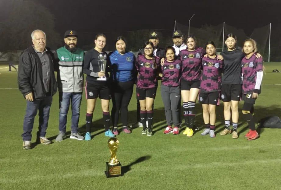 $!Premian a lo mejor del Torneo Navideño de futbol femenil de la Loma Rodriguera