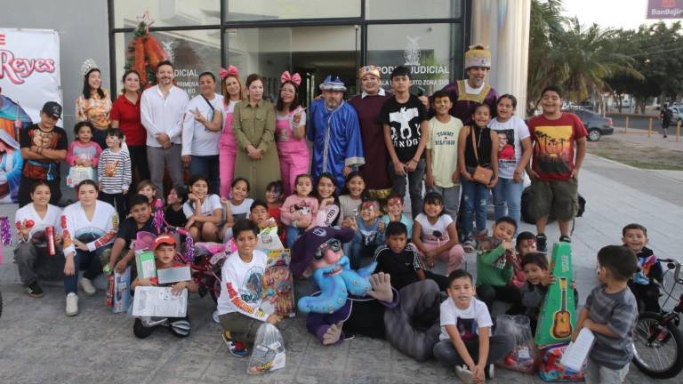 Niños y niñas recibieron los regalos que los lectores de Noroeste donaron a la campaña.